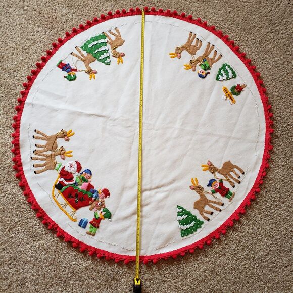 Vintage Handmade Felt Applique Tablecloth Tree Skirt Santa Elves Ball Fringe 45" - Picture 6 of 8